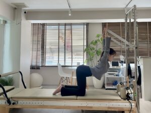 インストラクターによるマシンピラティス指導