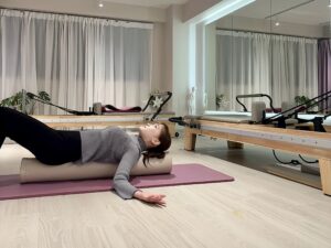 マシンピラティスで肩甲骨を動かすエクササイズ