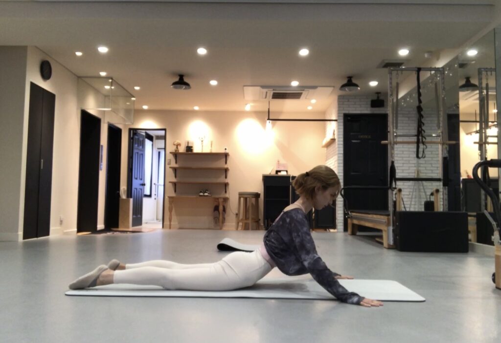 スワン うつ伏せで胸を開く猫背リセット